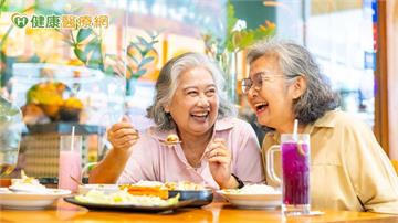 吃錯當心老得快！瑞典研究：長期吃「促發炎飲食」　慢性病累積速度增