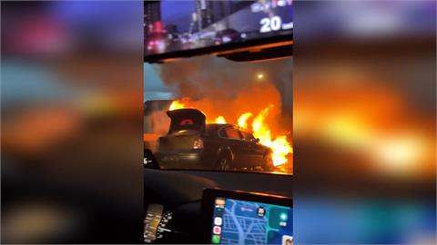 快新聞／台北市民大道火燒車　駕駛急跳車逃生
