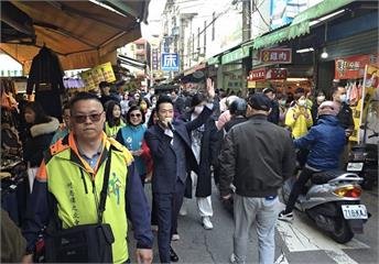 勤跑桃園基層整隊成形　何志偉「母雞效應」逐步發酵