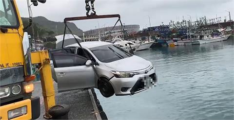 快新聞／基隆外木山漁港深夜「轎車墜海」　車輛已撈起「持續搜救中」