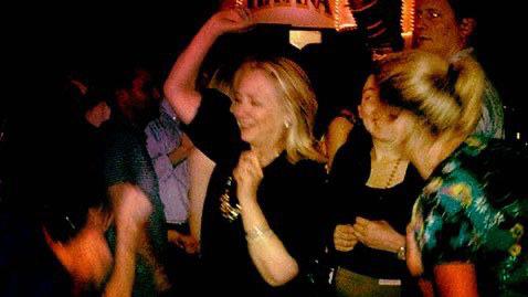 芬蘭總理馬林狂歡影片惹議　希拉蕊推特秀熱舞照聲援：繼續跳吧！