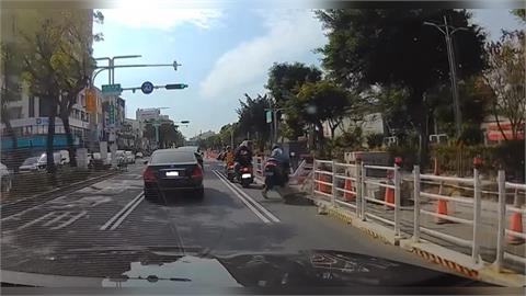 嘉義女騎士自撞施工護欄　後方駕駛急煞險追撞