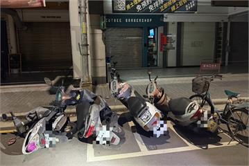 邊走邊推倒機車　醉男涉毀損至少38輛機汽車