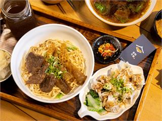 台南祖傳紅燒牛肉麵【松牧牛屋】招牌紅油炒手醋香十足