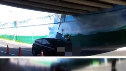 通緝犯拒檢落跑欲撞警車　警拔槍喝令下車