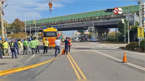 烏日駭人車禍！　女騎士捲大車車底「頭身分離」當場慘死