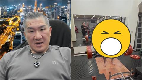 館長硬舉300公斤「滿臉脹紅」！下秒慘被鐵拳出事　遭網酸：先練好膝蓋
