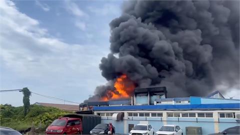 桃園化工廠火警爆炸聲不斷　消防全副武裝出動「砲塔」滅火