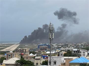快新聞／索馬利亞首都機場客機翻覆黑煙狂竄　機上30多人全獲救