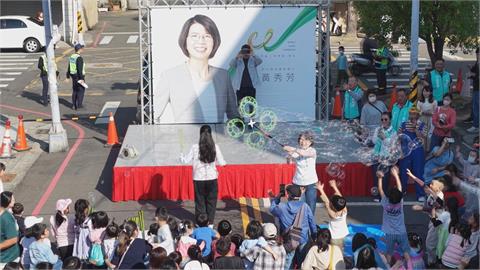 民進黨彰縣長類初選倒數！　　黃秀芳市場掃街、辦封街塗鴉