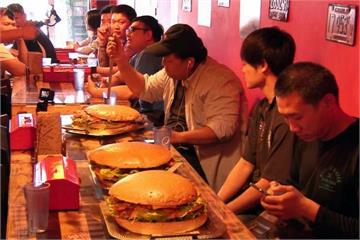 餐廳推四公斤重巨無霸漢堡 10人挑戰大胃王