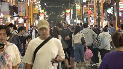 薔琵颱風來襲！北市風雨暫歇　西門町湧人潮「外國客比台人多」