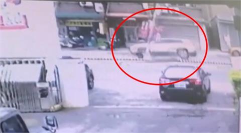 離奇車禍！燈桿被來回撞斷　３車被波及毀損