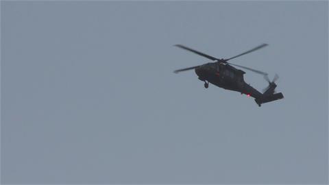 國軍國慶機隊操演　黑鷹直升機飛越總統府