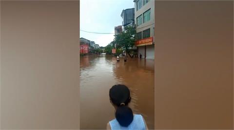 中國四川多地暴雨 淹沒街道民眾涉水逃生