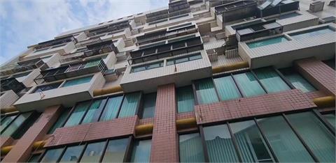 丟髒"免下樓" 婦人垃圾砸遮雨棚 再用掃把往下撥