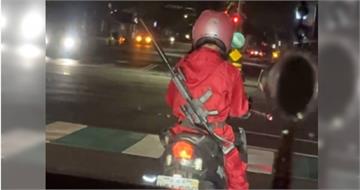 台中街頭驚見《魷魚遊戲》角色揹步槍騎車　騎士遭警依社維法送辦