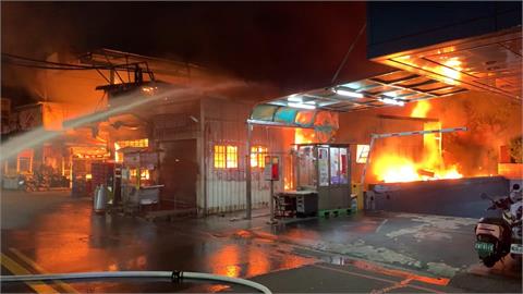 市場深夜大火　18攤位付之一炬　鄰近店家被氣爆轟倒　趴地求救