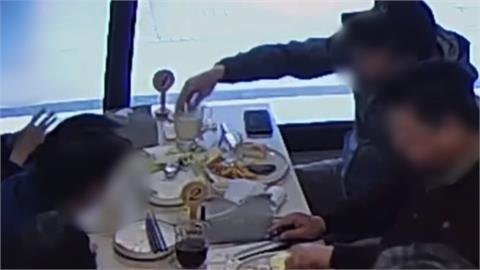 誇張！不滿餐點沒送到面前　男子竟狂丟食物、豆漿洗手