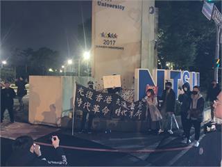 夜線／陳小春林口體育館開唱 場外民眾舉布條怒吼「滾出台灣」