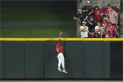 MLB(影)／全場傻了！追平兩分砲被搶劫　紅人外野手「神判斷」五星級再見接殺