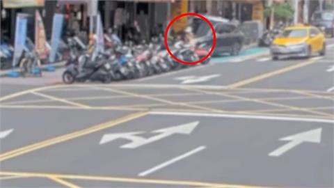 高齡駕駛又釀禍！7旬翁失控暴衝連撞16車　1婦人遭波及