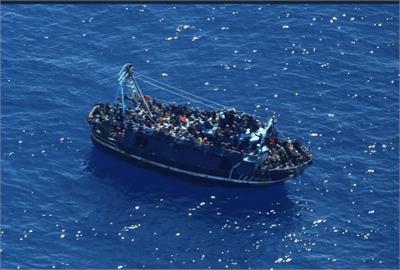 地中海救援組織：載400人移民船失去動力進水待援