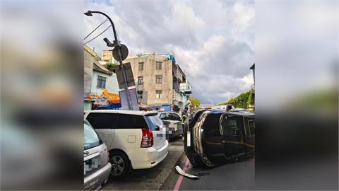 快新聞/新莊小客車失控翻覆撞3車 駕駛一度受困送醫