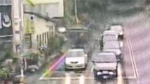 苗栗小貨車自撞民宅鐵門　女駕駛受困意識不清