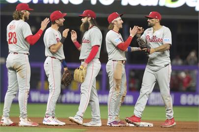 MLB(影)／遭總教練終結連續先發紀錄　費城人外野手前嫌盡釋美技接殺結束比賽