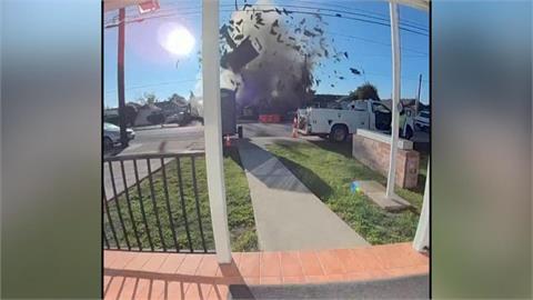 屋頂牆壁全被炸飛! 美國加州住宅區爆炸竄濃煙