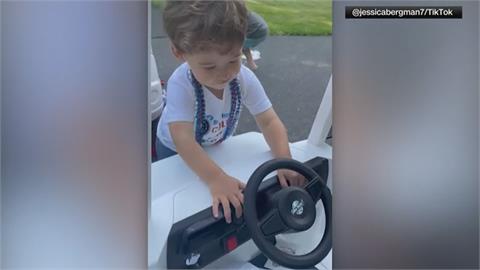 美國小男孩2歲生日圓夢　郵務車、消防車幫忙慶生
