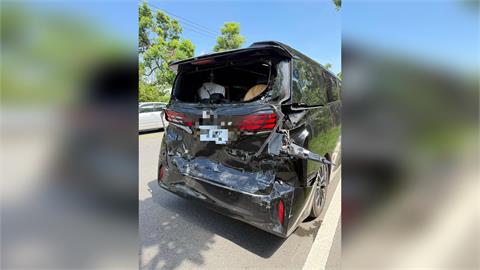 國民黨1縣市首長今日遇上車禍，從畫面可以看到座車半毀。（圖／翻攝畫面）