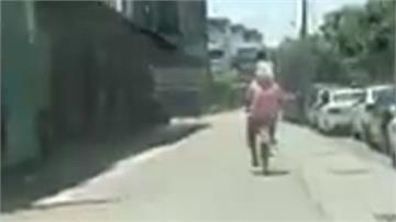 危險駕駛！男子騎腳踏車竟讓孩童坐肩上