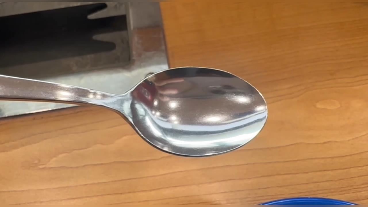 噁！　連鎖壽司名店用餐　湯匙一擦竟滿滿咖啡色髒垢