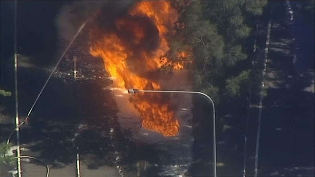 澳洲油罐車起火！緊急封閉公路、疏散居民