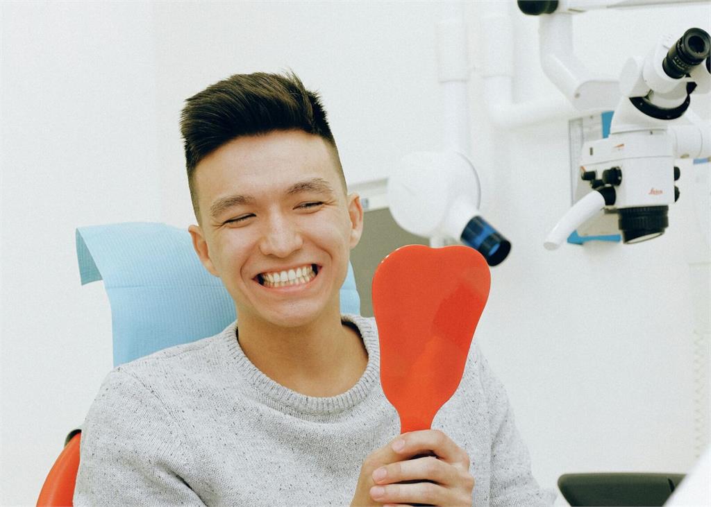 牙齒矯正後驚冒「黑三角」? 牙根空隙三大成因別輕忽