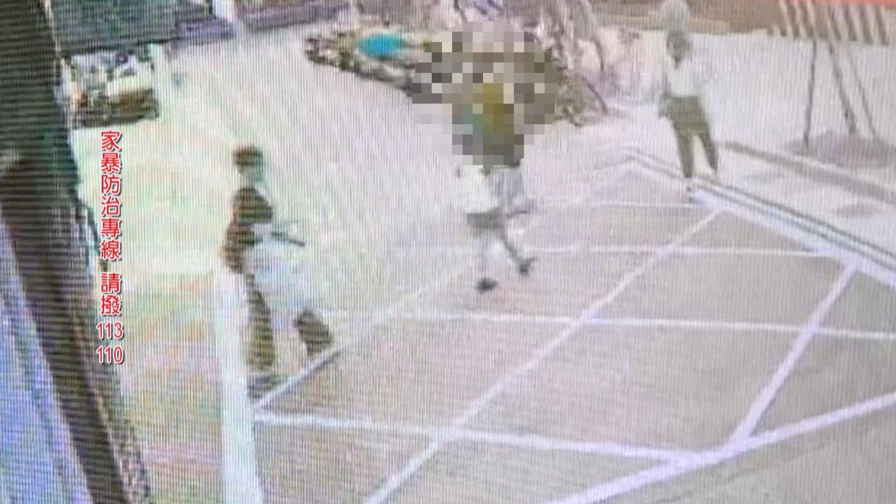揪心！女童脖掛「羞辱字眼看板」遊街　父親違保護令遭逮