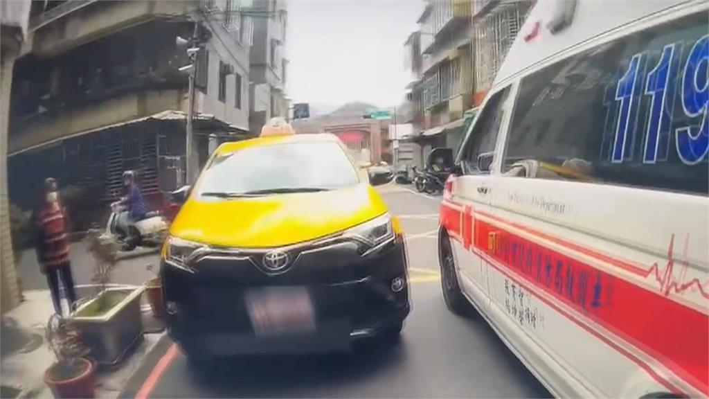 計程車擋救護車通行 警怒拍窗喝令倒車