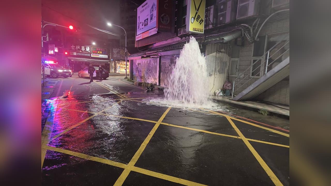 快新聞／蘆洲小客車「撞斷消防栓」駕駛棄車逃逸　水柱狂噴數公尺高