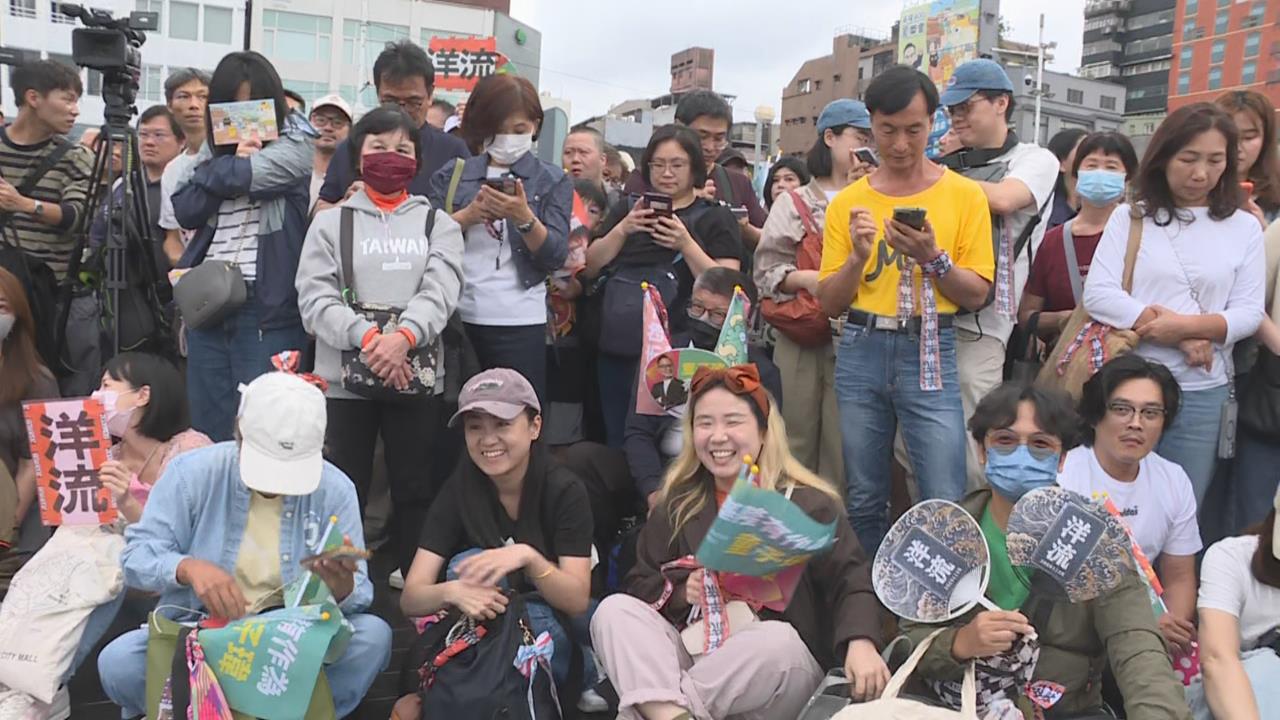 快新聞／小水滴湧入基隆！沈伯洋合體童子瑋車掃　開講前1.5小時已塞爆...