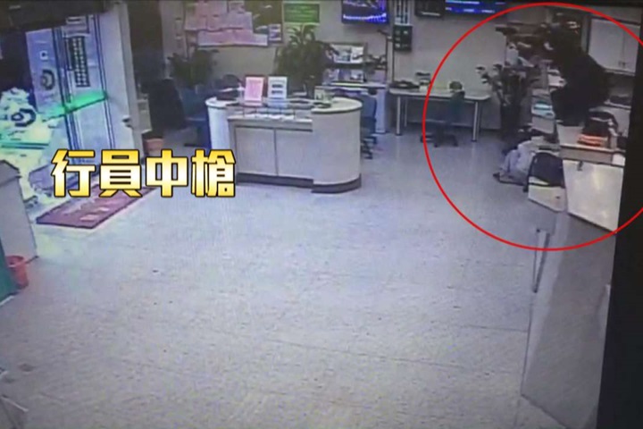 歹徒闖合作金庫行搶 驚恐3分鐘畫面曝光