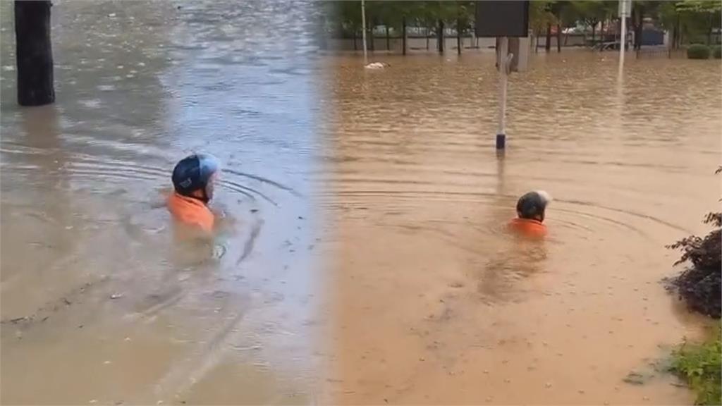 中國廣東暴雨成災！大叔「被淹剩一顆頭」　竟照騎車自信喊：防水的