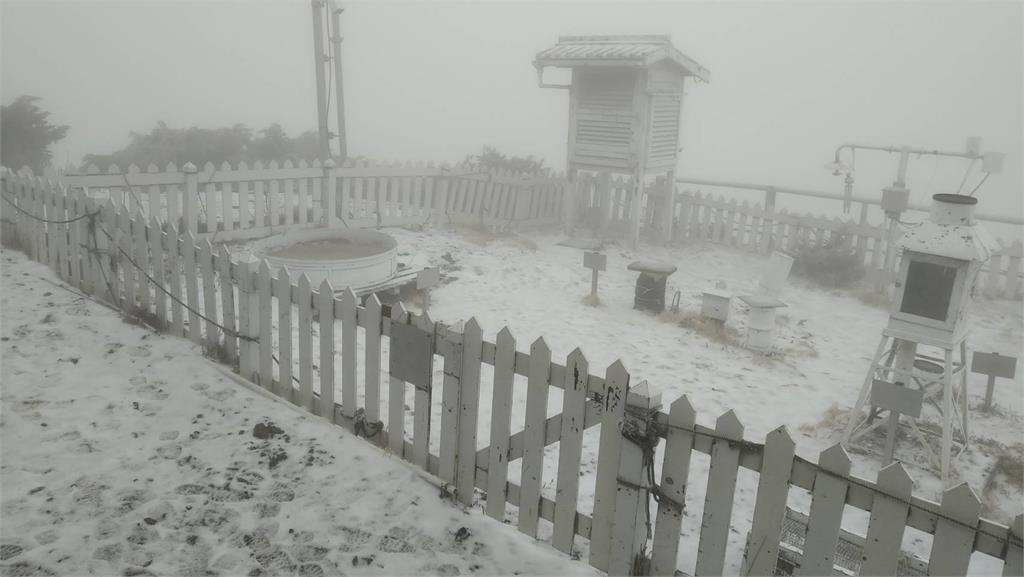 快新聞／玉山7時5分降下「3月雪」！ 降雪一小時積雪3公分