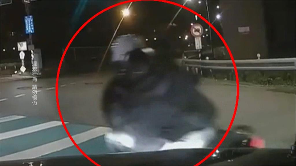 闖紅燈、拒檢、遮車牌樣樣來！　男子擦撞警車肇逃　警開25張罰單