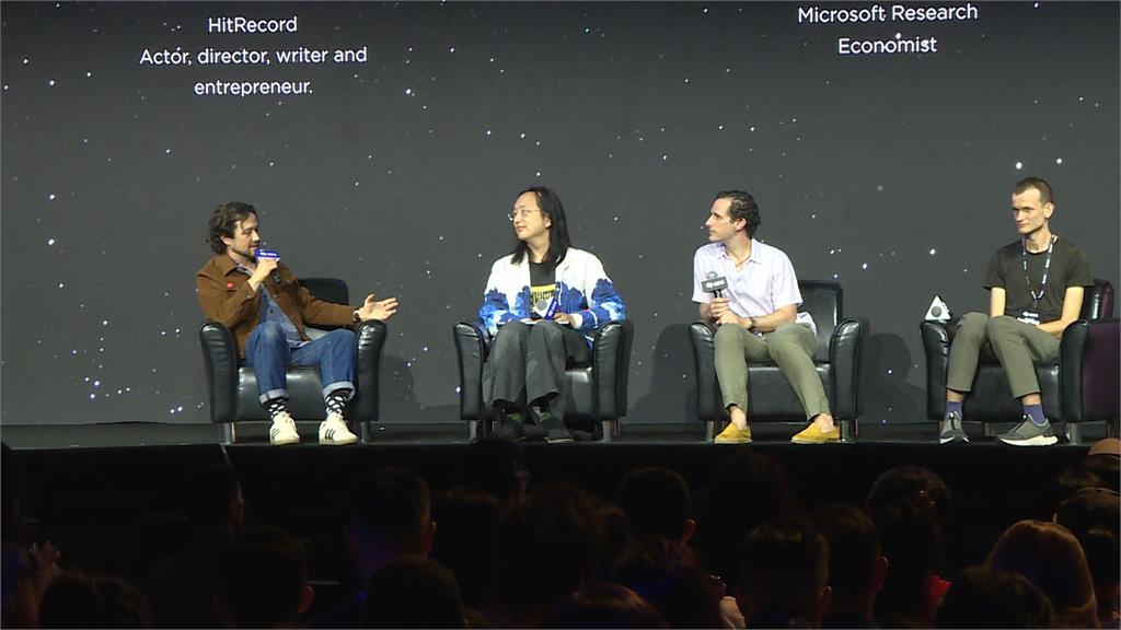 這位好萊塢演員認為美國民主「低參與度」！同台唐鳳談台灣民主令人注目