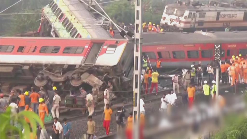 印度本世紀最嚴重火車意外　火車相撞近300死、900人傷