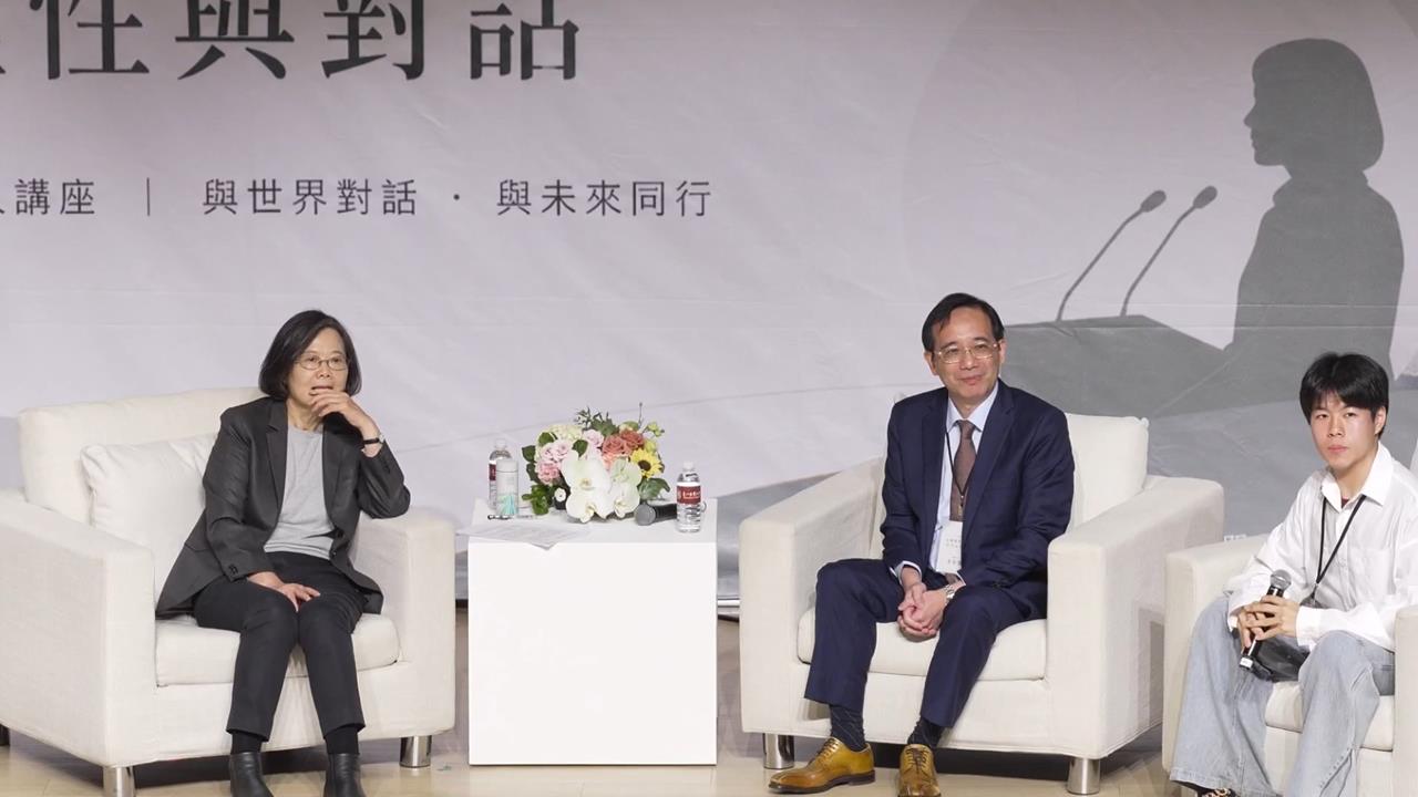 小英旋風刮進北醫大!學生嗨翻要合照 隨扈籲「別激動」