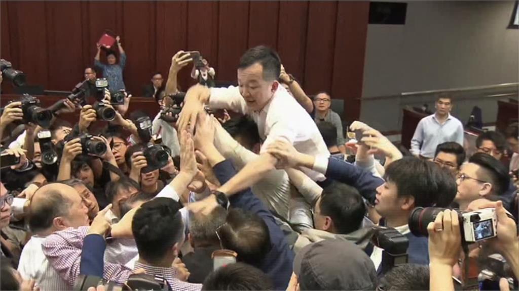 香港立法會爆發全武行 多名議員掛彩