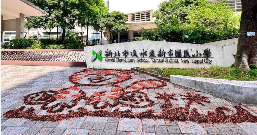 國小警衛用鳳凰花堆「卡通圖案」　一票人讚：被擔誤的藝術家